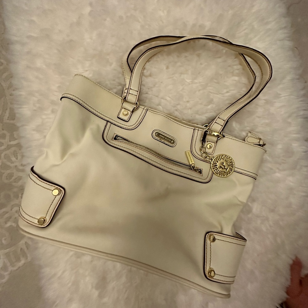 Tote handbag.